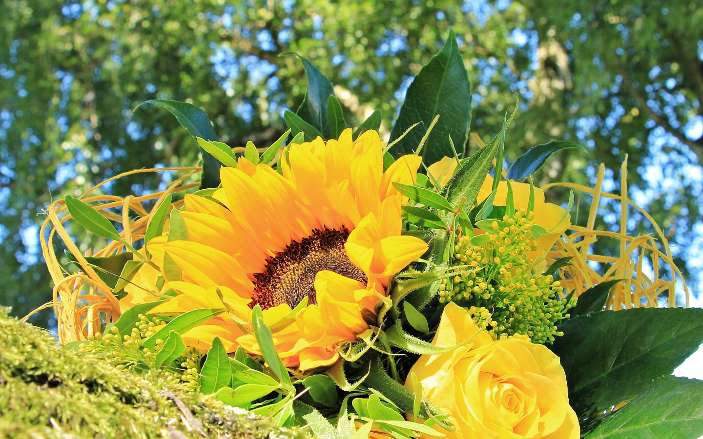 Букет цветов подсолнуха и желтой розы