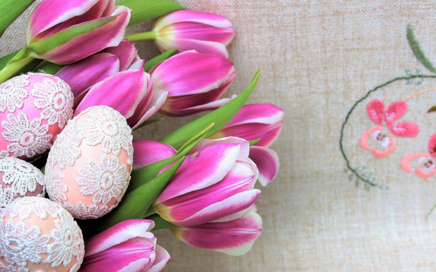 Кружевные пасхальные яйца с тюльпанами