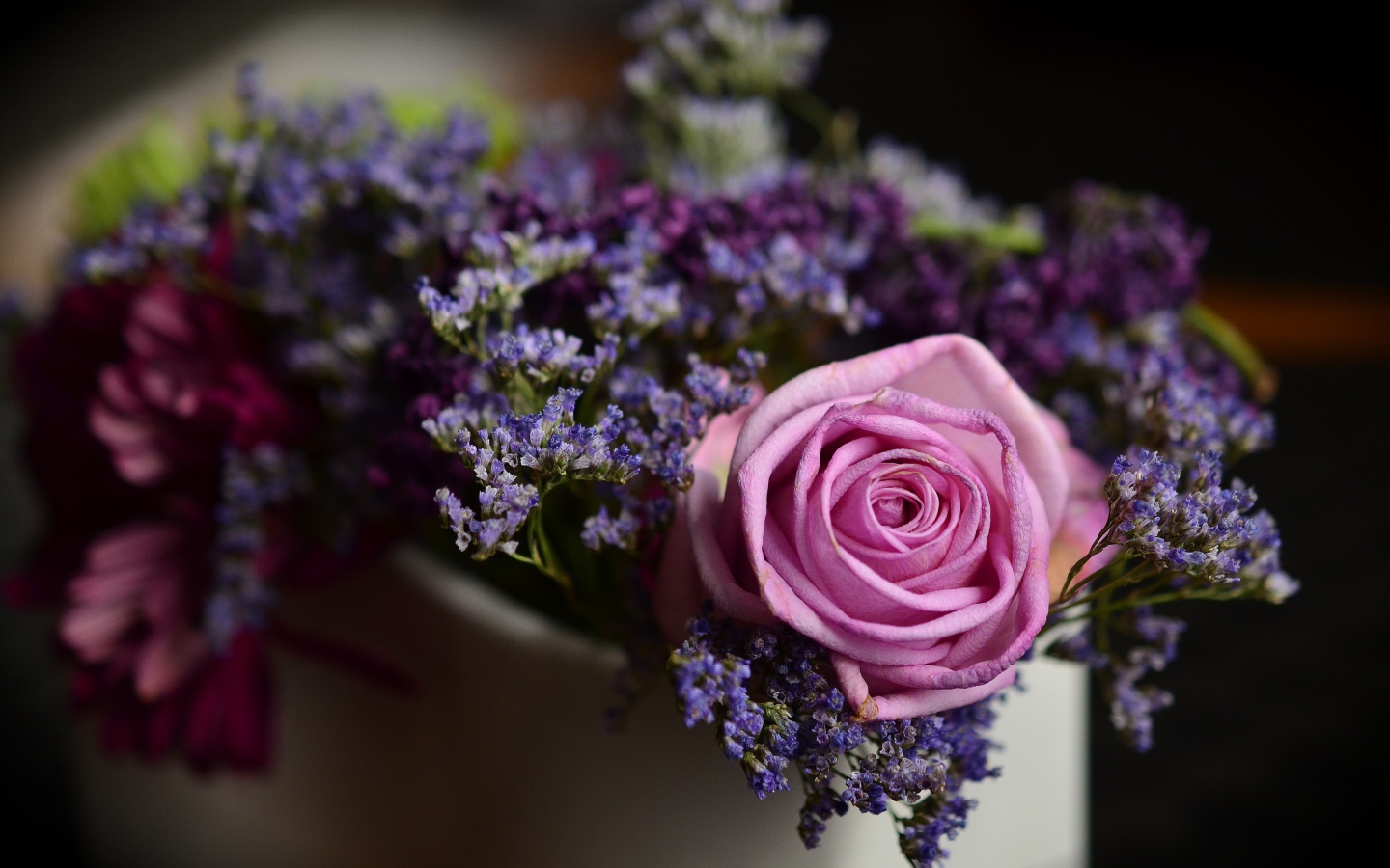 Розовая роза с синими цветами в вазе