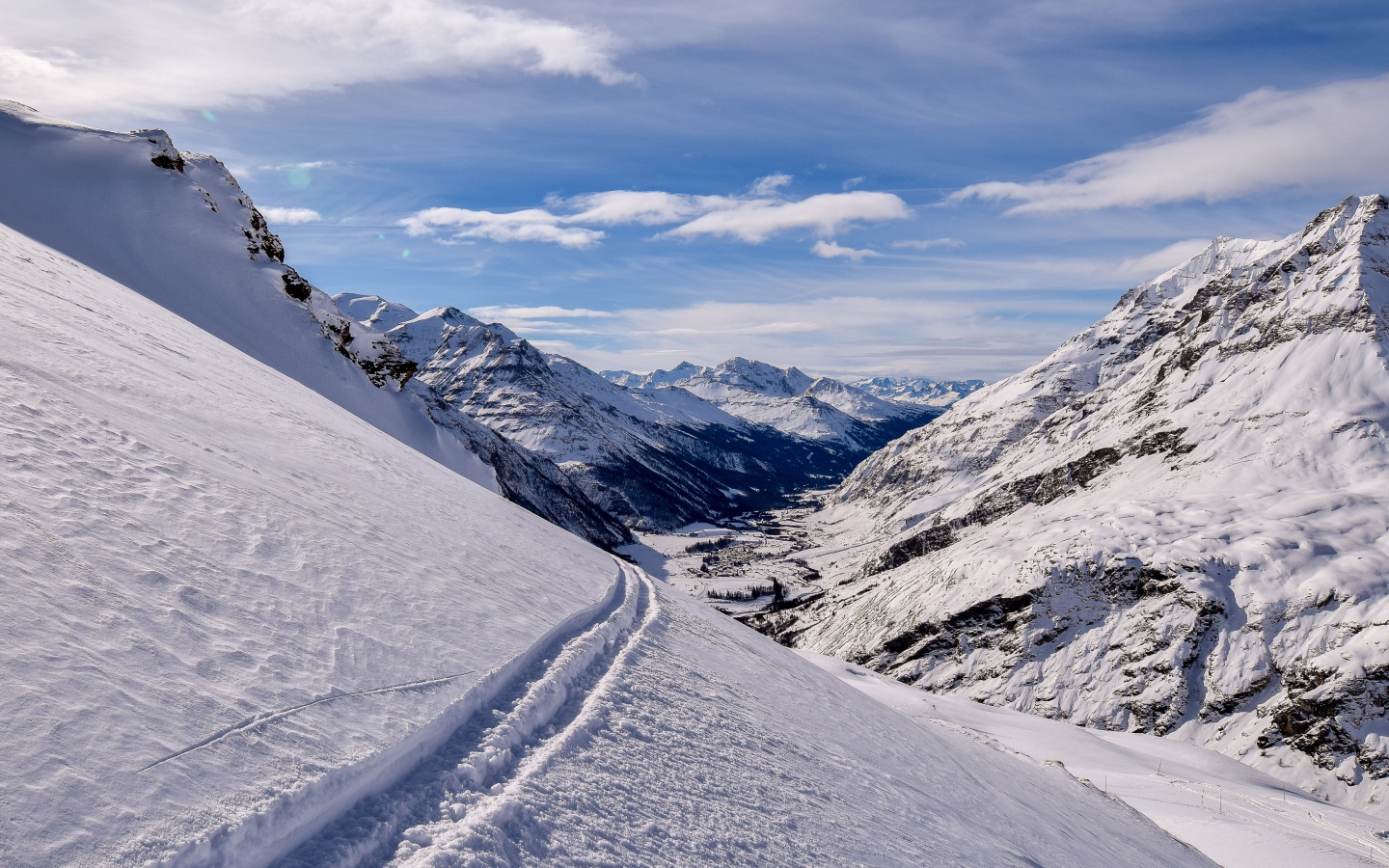 Красивые заснеженные вершины гор 