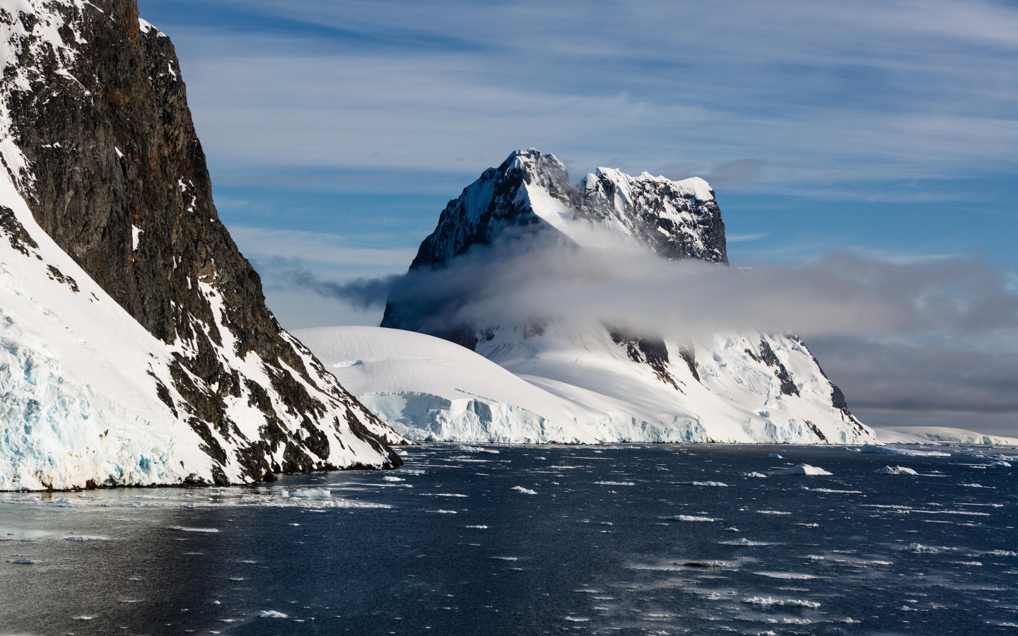 Заснеженные горы у покрытого льдом океана 
