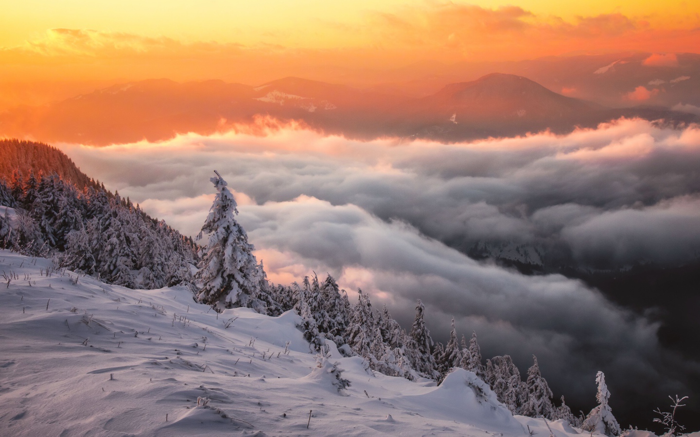 Густые облака над заснеженной горой