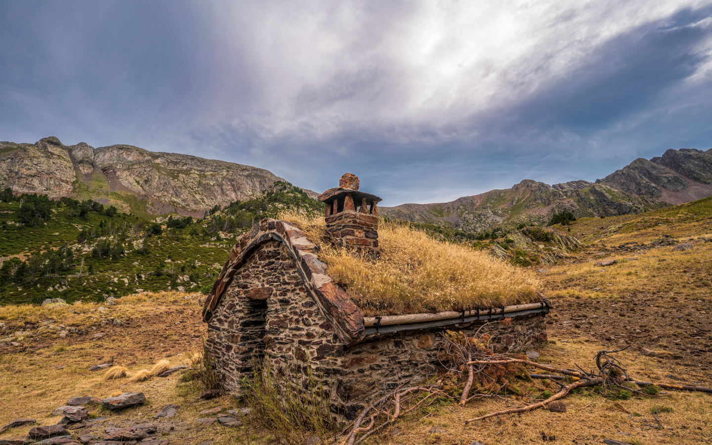 Маленький дом из камня покрыт мхом