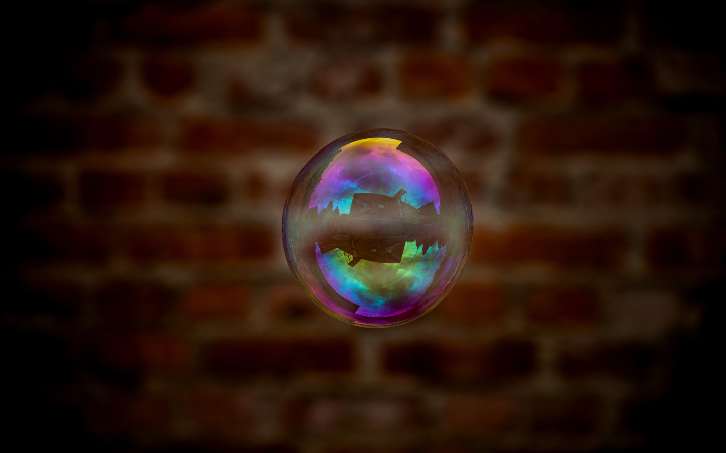 Мыльный пузырь в воздухе на фоне стены