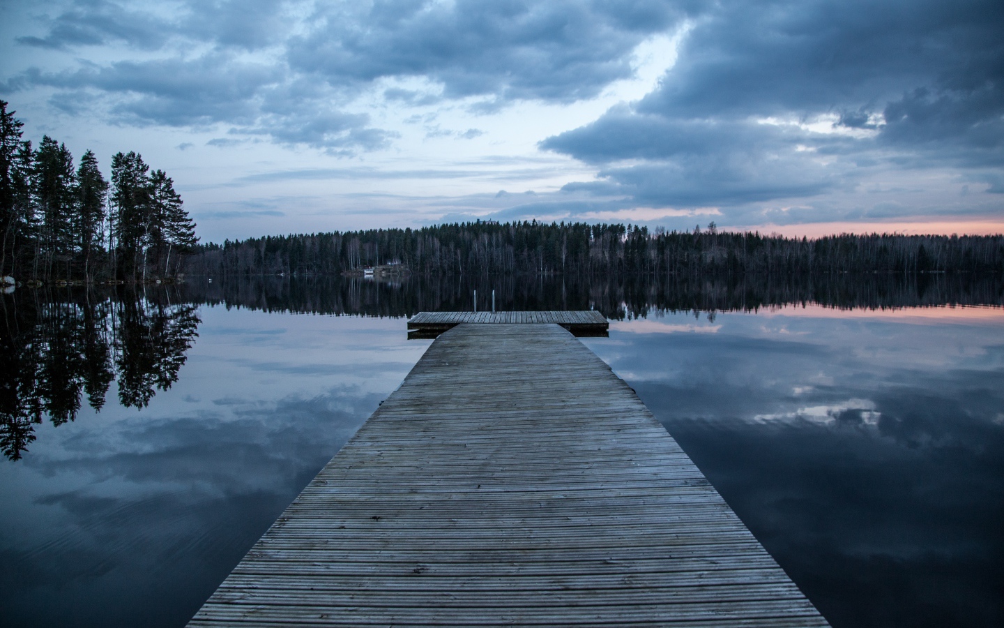 Большой деревянный мост на реке у леса