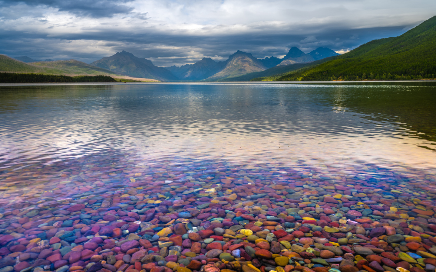 Гладкие разноцветные камни в озере 