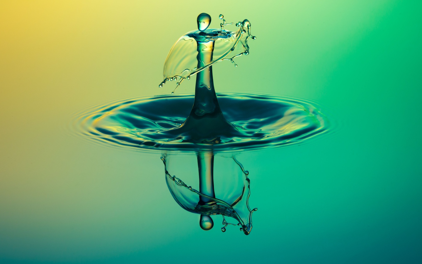 След от капли воды отражается в голубой поверхности 