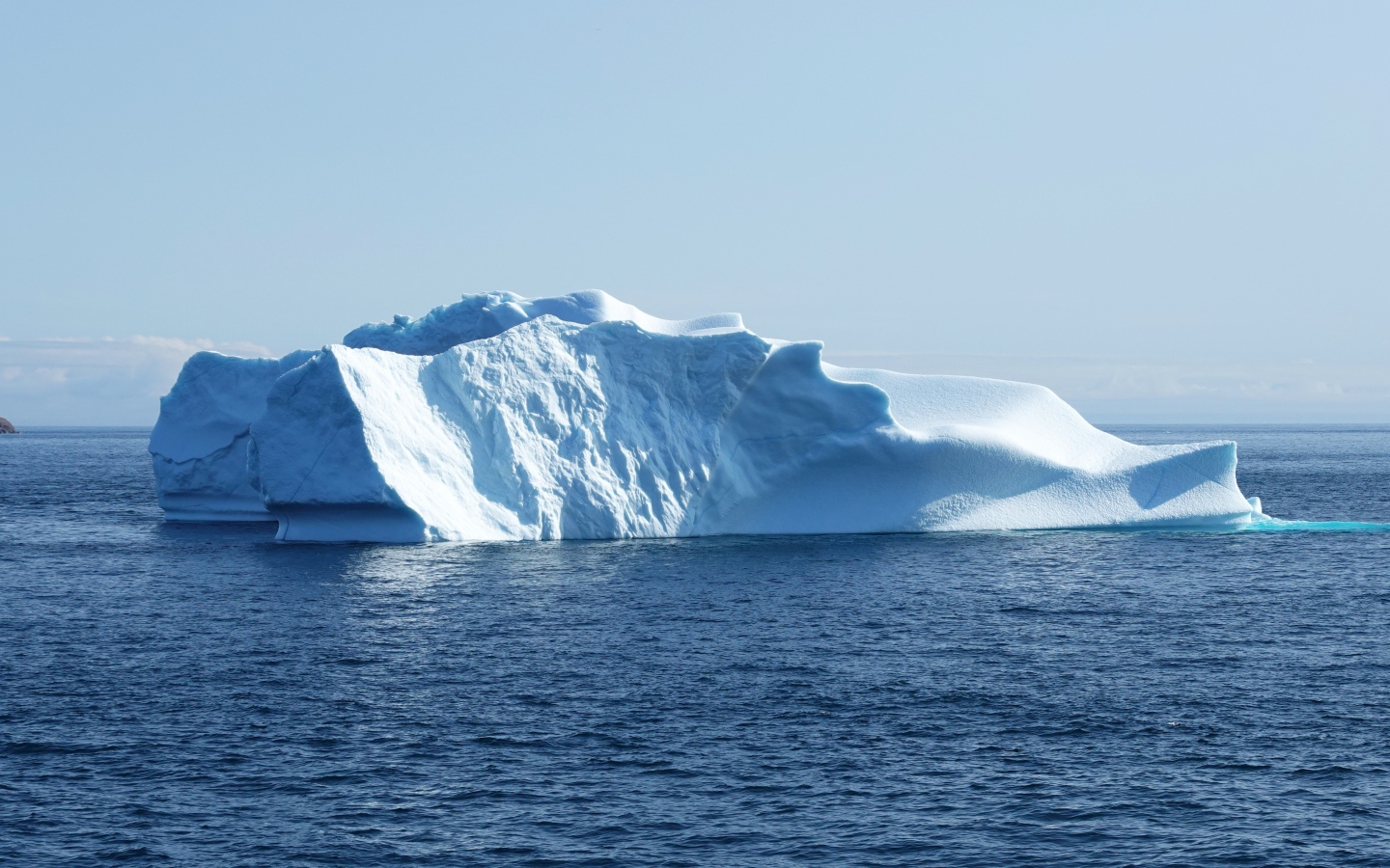 Большой айсберг в тихом холодном море 