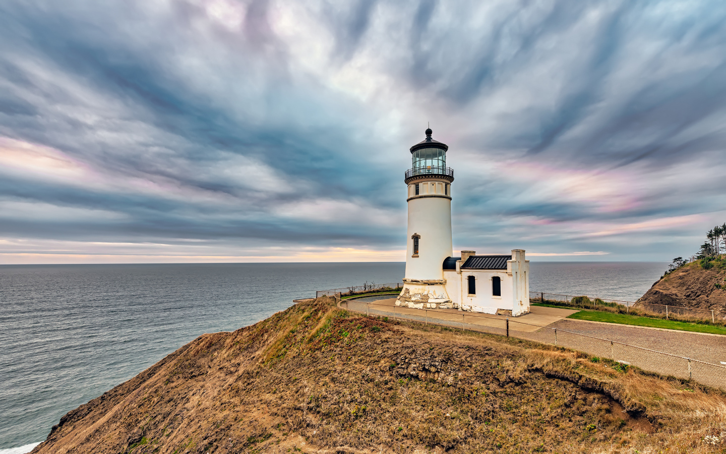 Маяк на берегу моря под красивым небом 