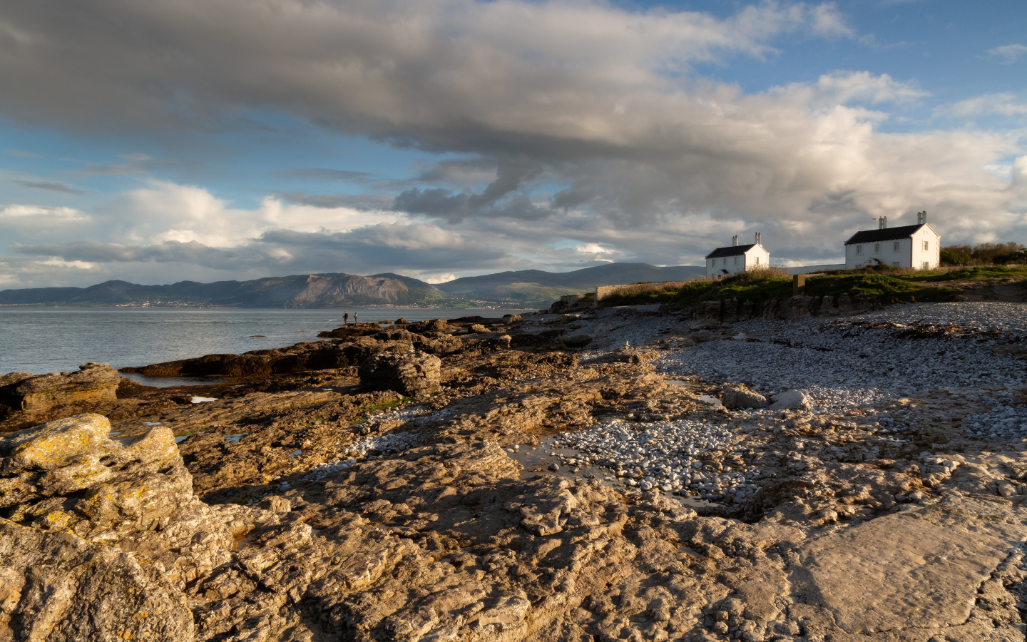 Низкие серые облака над каменным берегом у моря, Великобритания