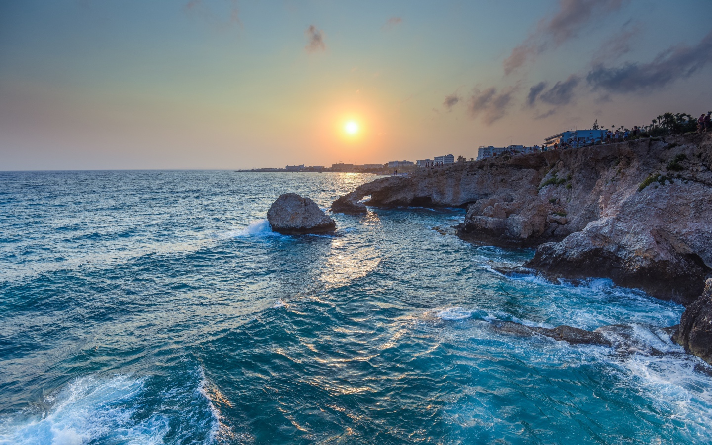 Морской прилив на закате солнца 