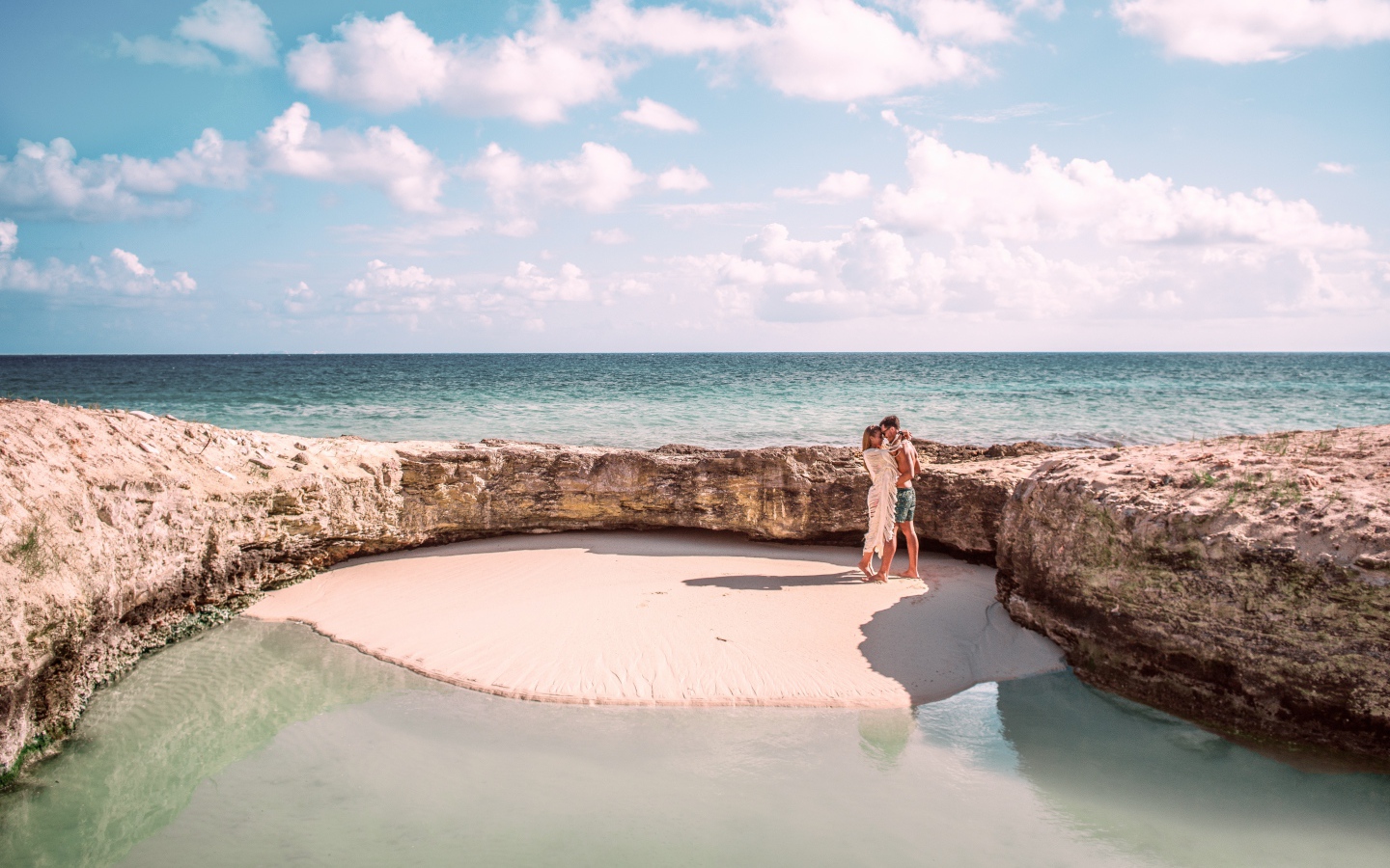 Каменное ограждение на морском пляже летом 