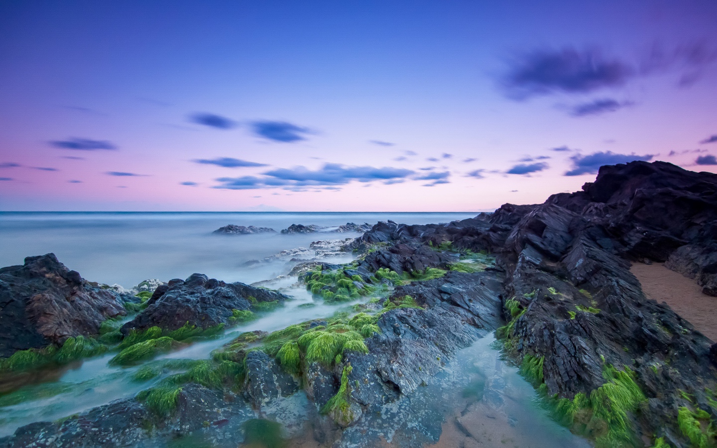 Камни на берегу моря в сумерках