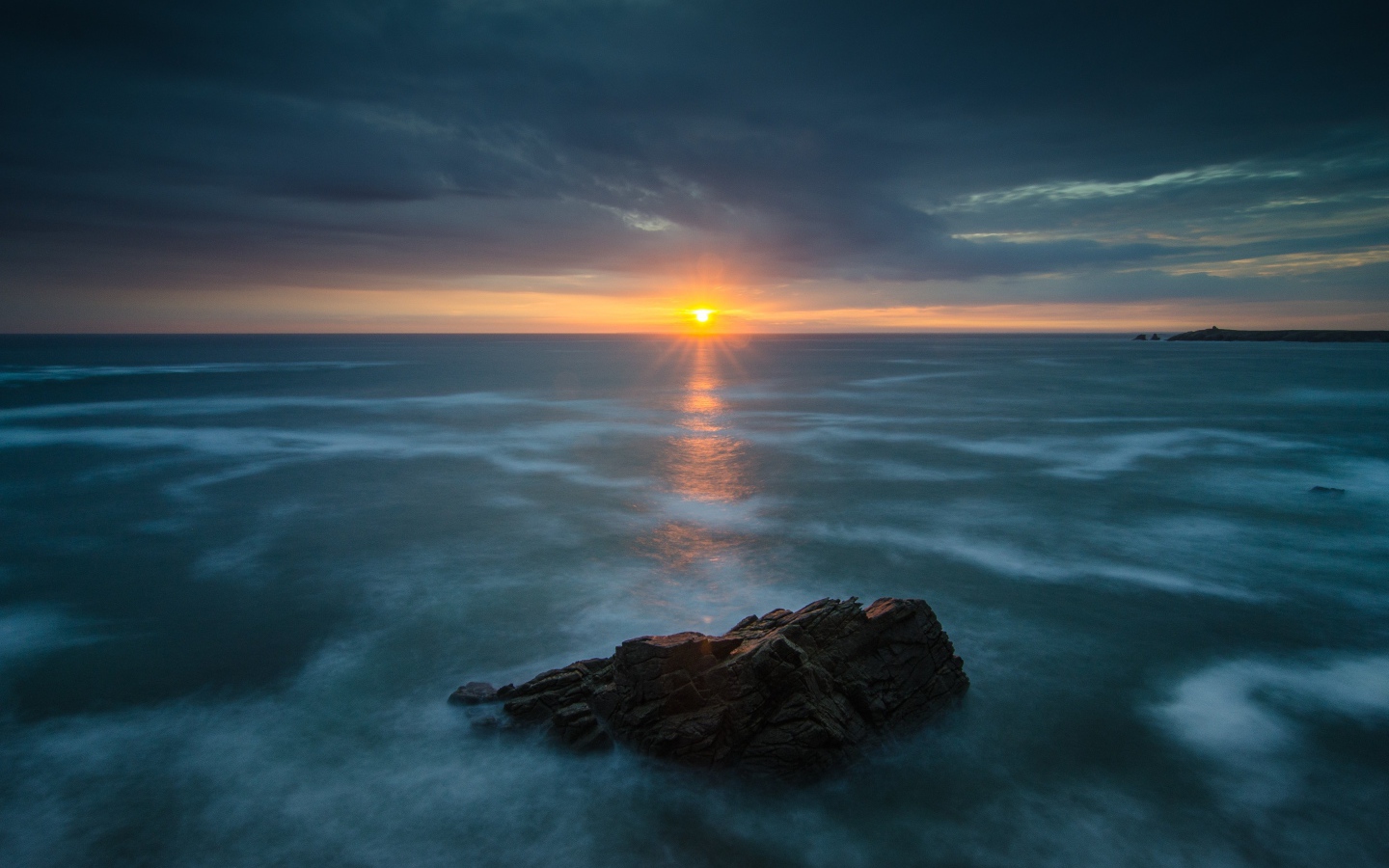 Закат солнца над покрытом льдом озером 