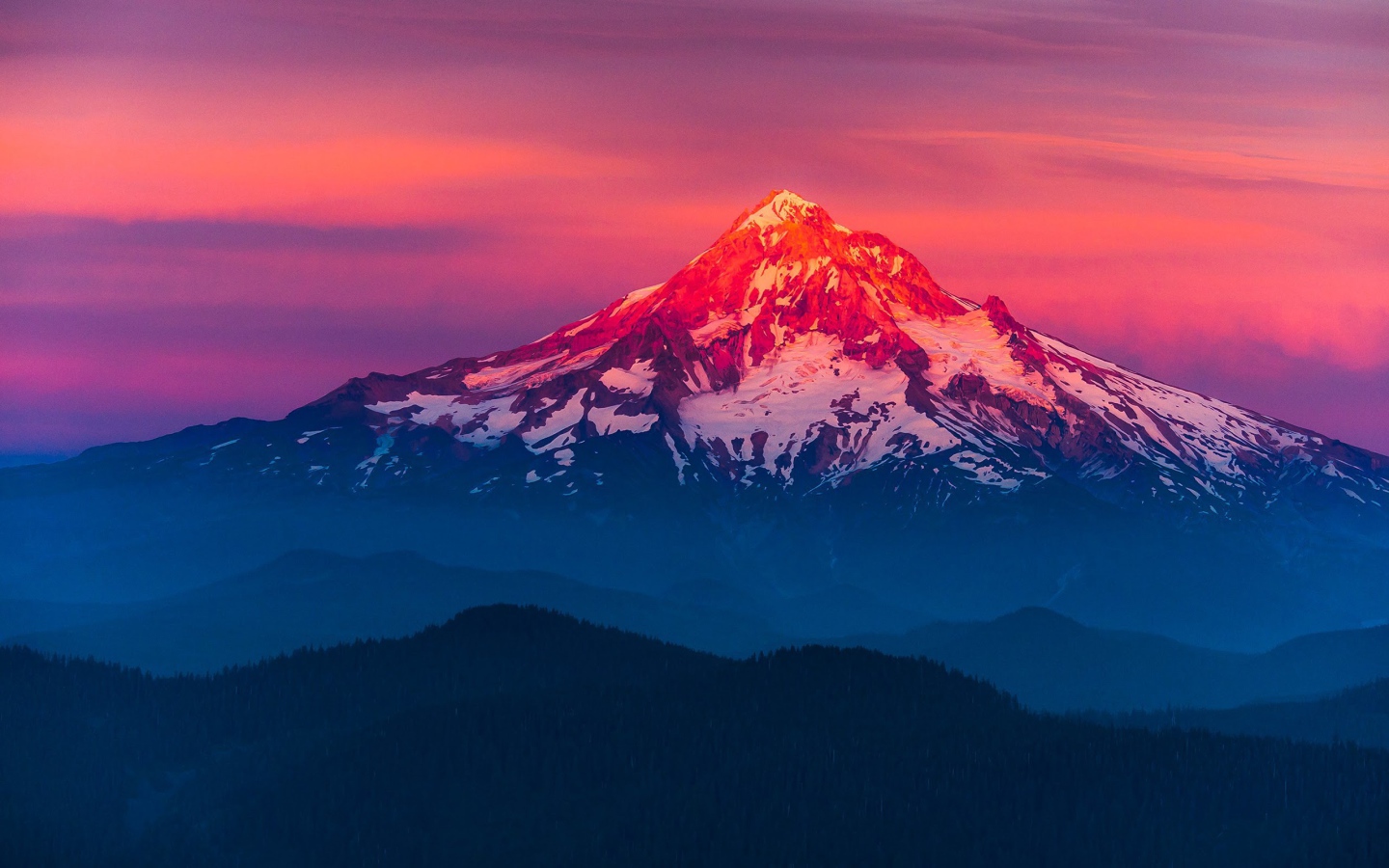 Вулкан Маунт-Худ в лучах солнца, Орегон. США