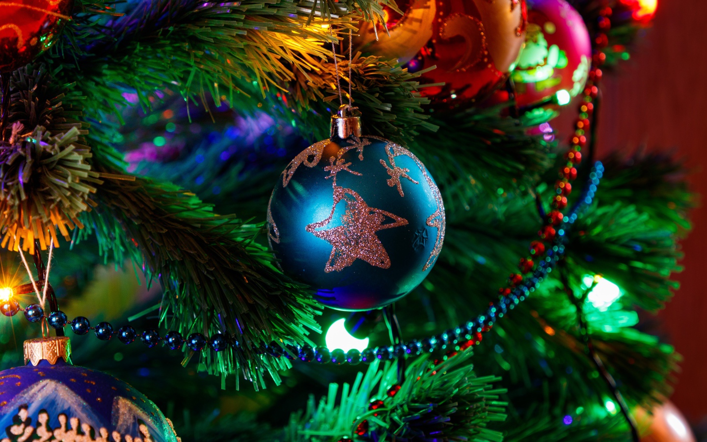 Красивый синий шар на новогодней елке 