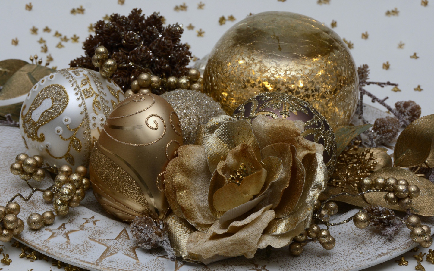 Красивые новогодние игрушки крупным планом