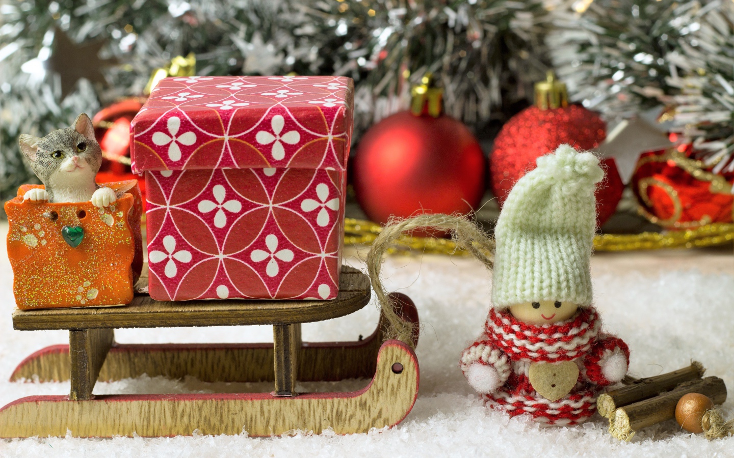 Новогодний декор под елкой