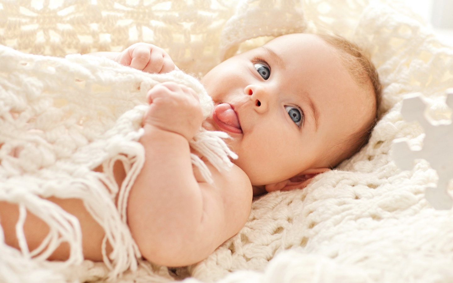 Забавный грудной ребенок с высунутым языком