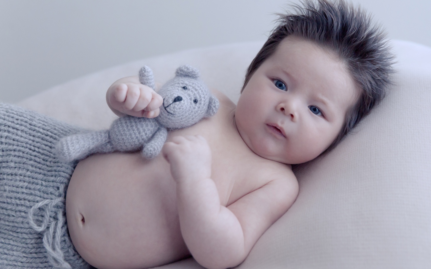 Грудной ребенок с шевелюрой на голове 