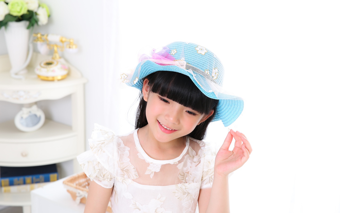 Маленькая девочка азиатка в белом платье 