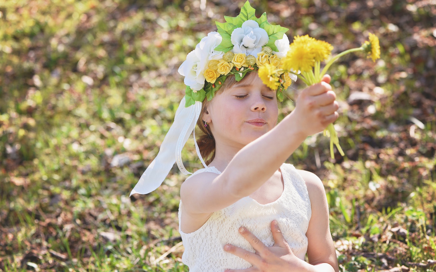 Маленькая девочка с букетом одуванчиках в руке 