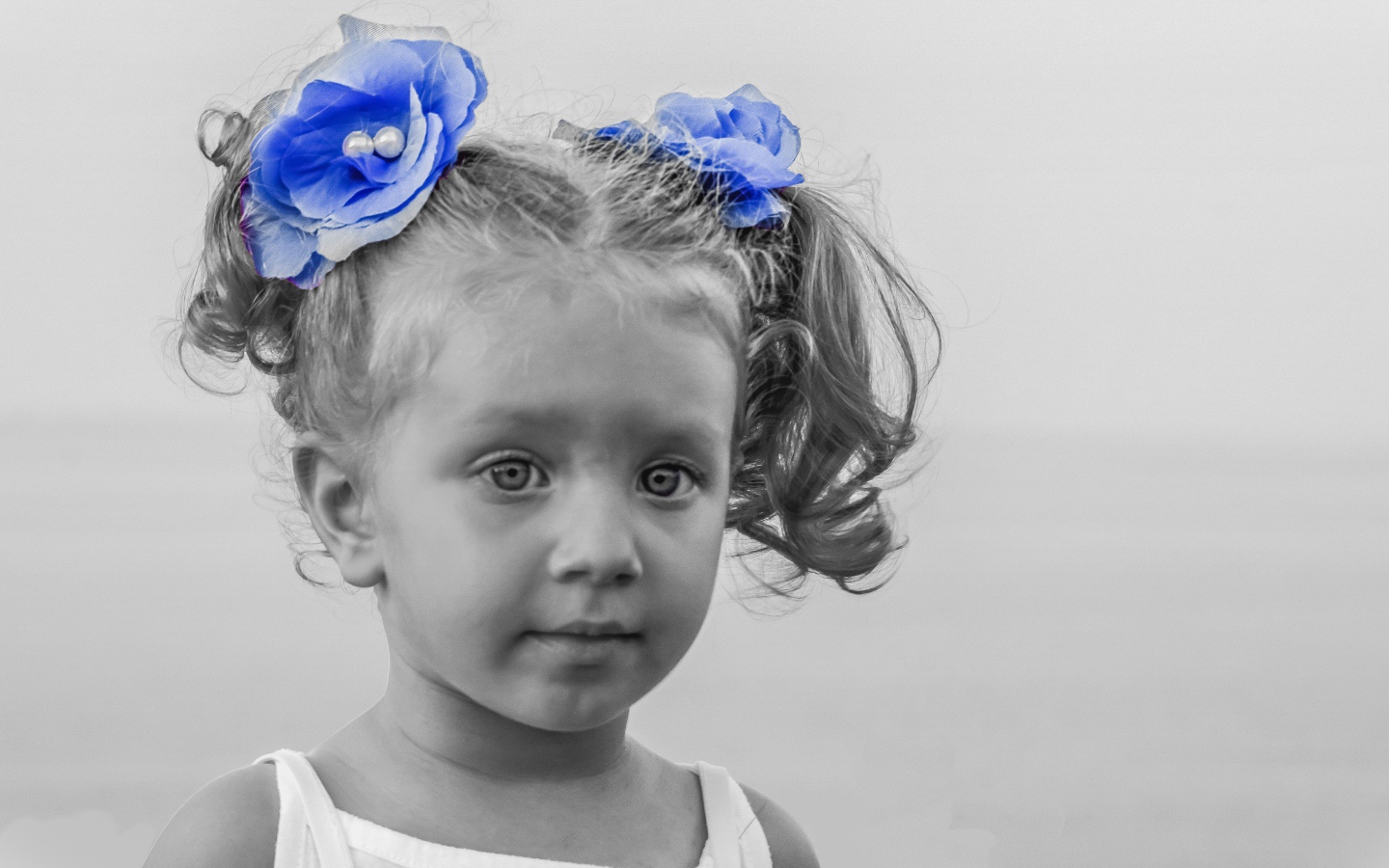 Маленькая девочка с голубыми бантиками в волосах 