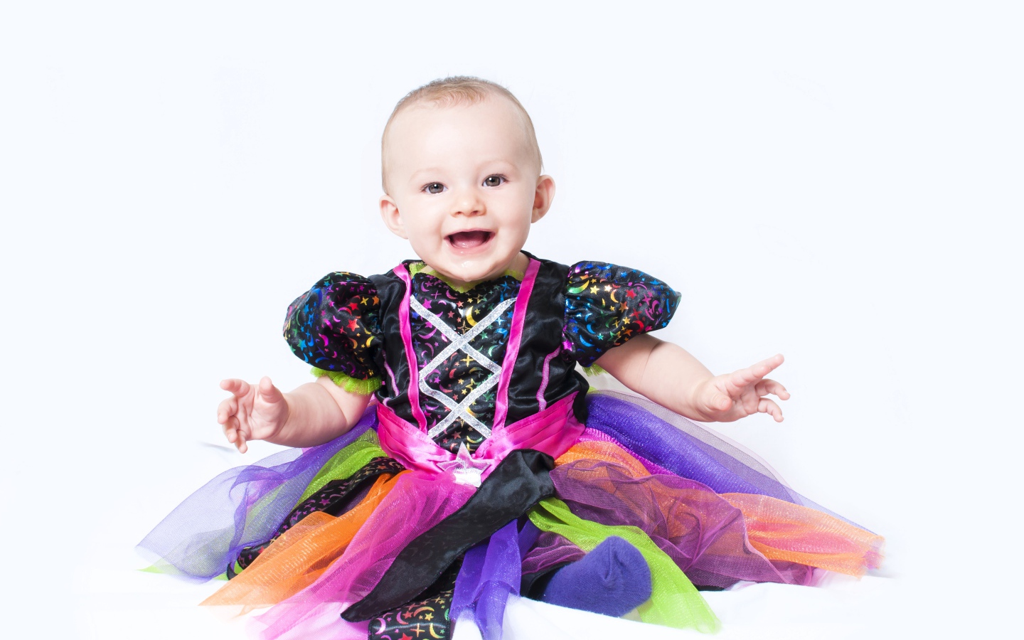 Маленькая улыбающаяся девочка на белом фоне 