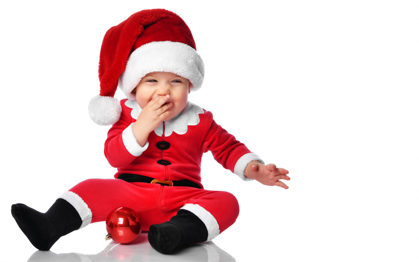 Улыбающийся ребенок в новогоднем костюме на белом фоне 