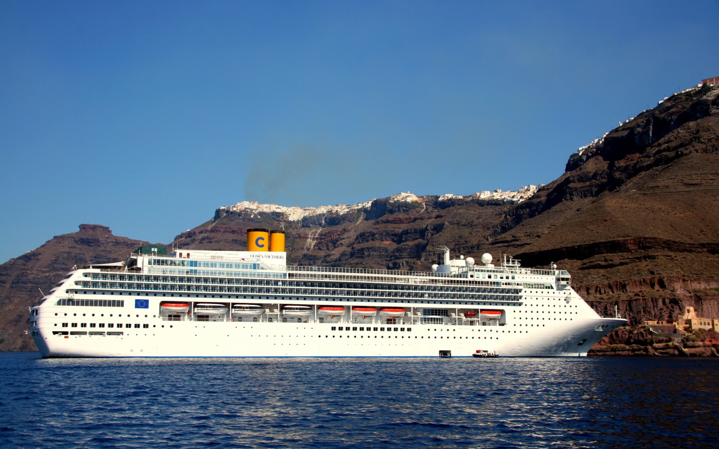 Большой белый круизный лайнер у берегов Санторини, Греция
