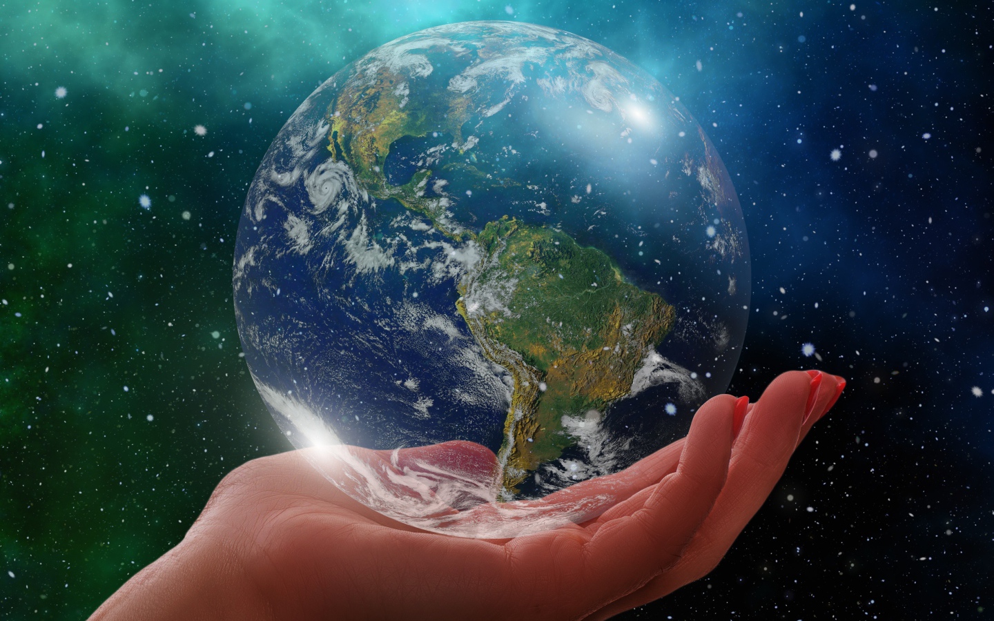 Планета Земля лежит на руке