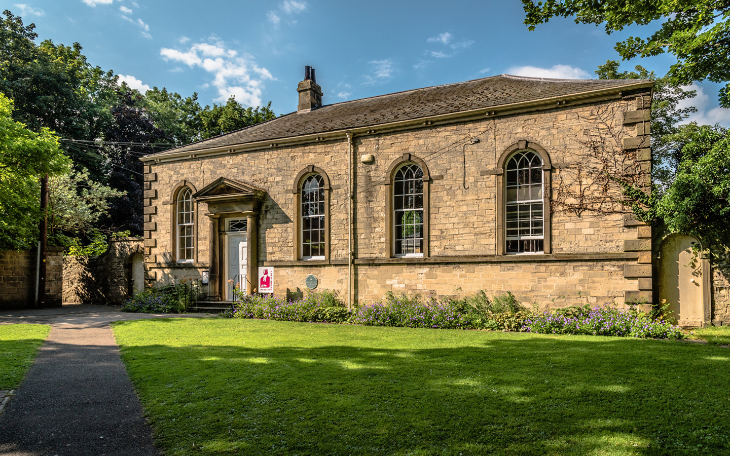 Красивый кирпичный дом с большими окнами, Англия