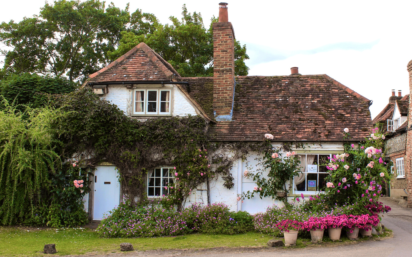 Красивый дом с цветами, Англия