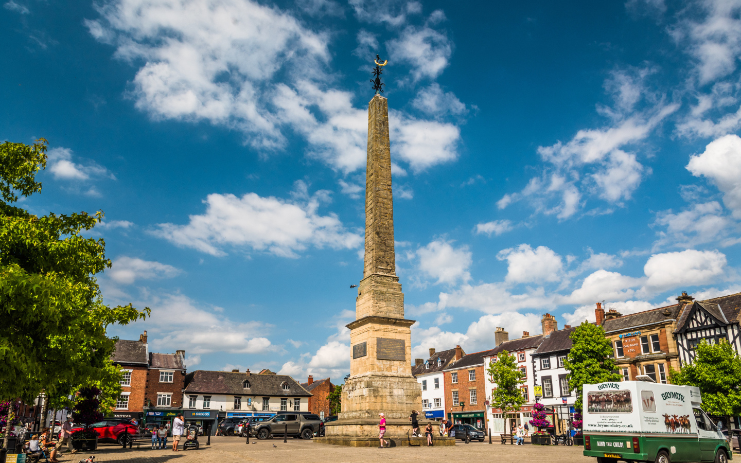 Монумент в центре города под голубым небом,Англия 