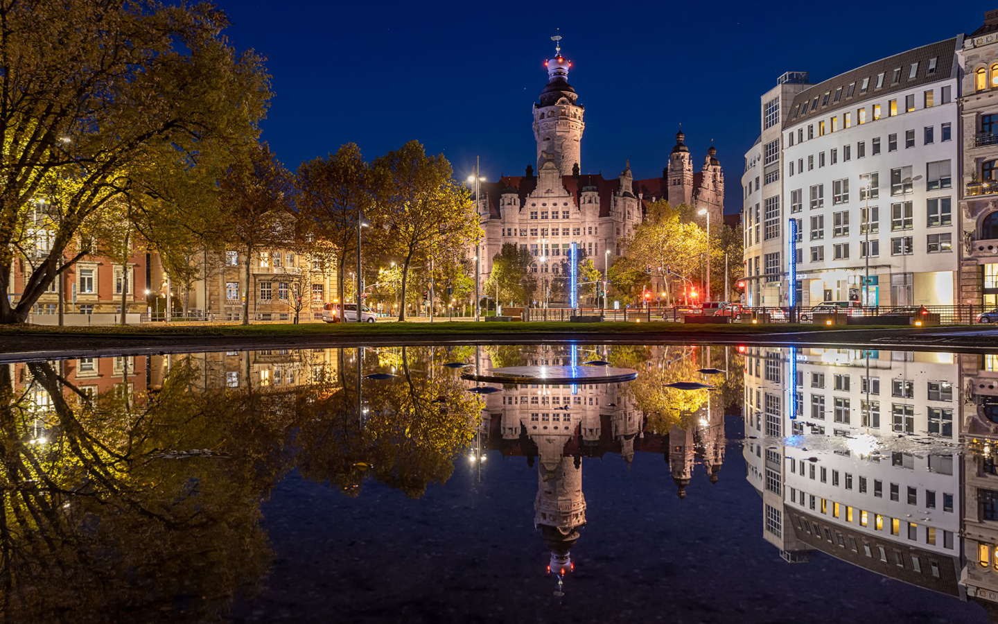 Красивые старые здания отражаются в реке вечером, Германия