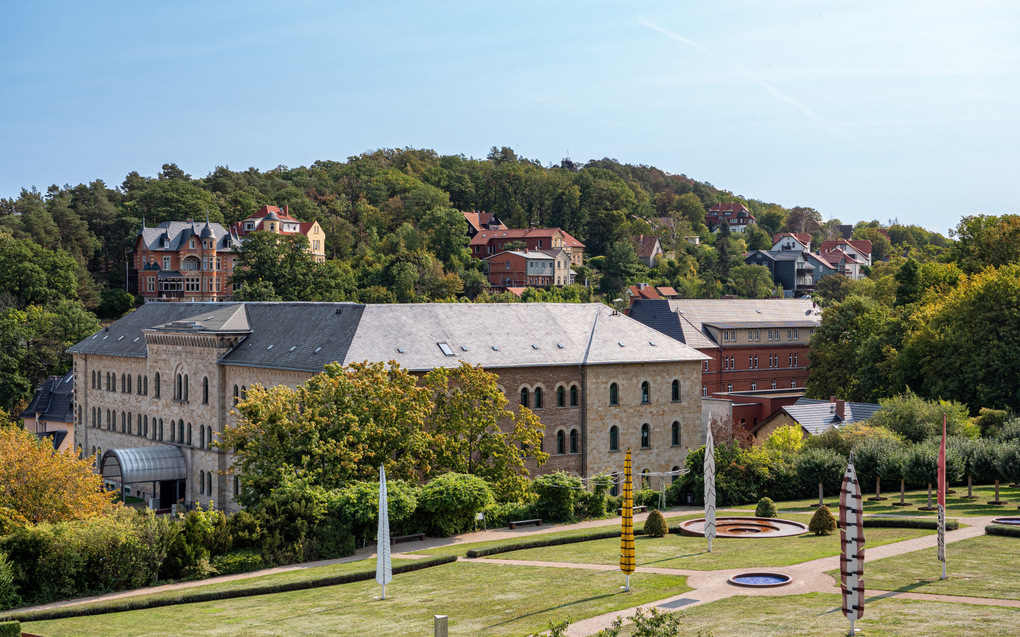 Дома у парка в городе Бланкенбург, Германия