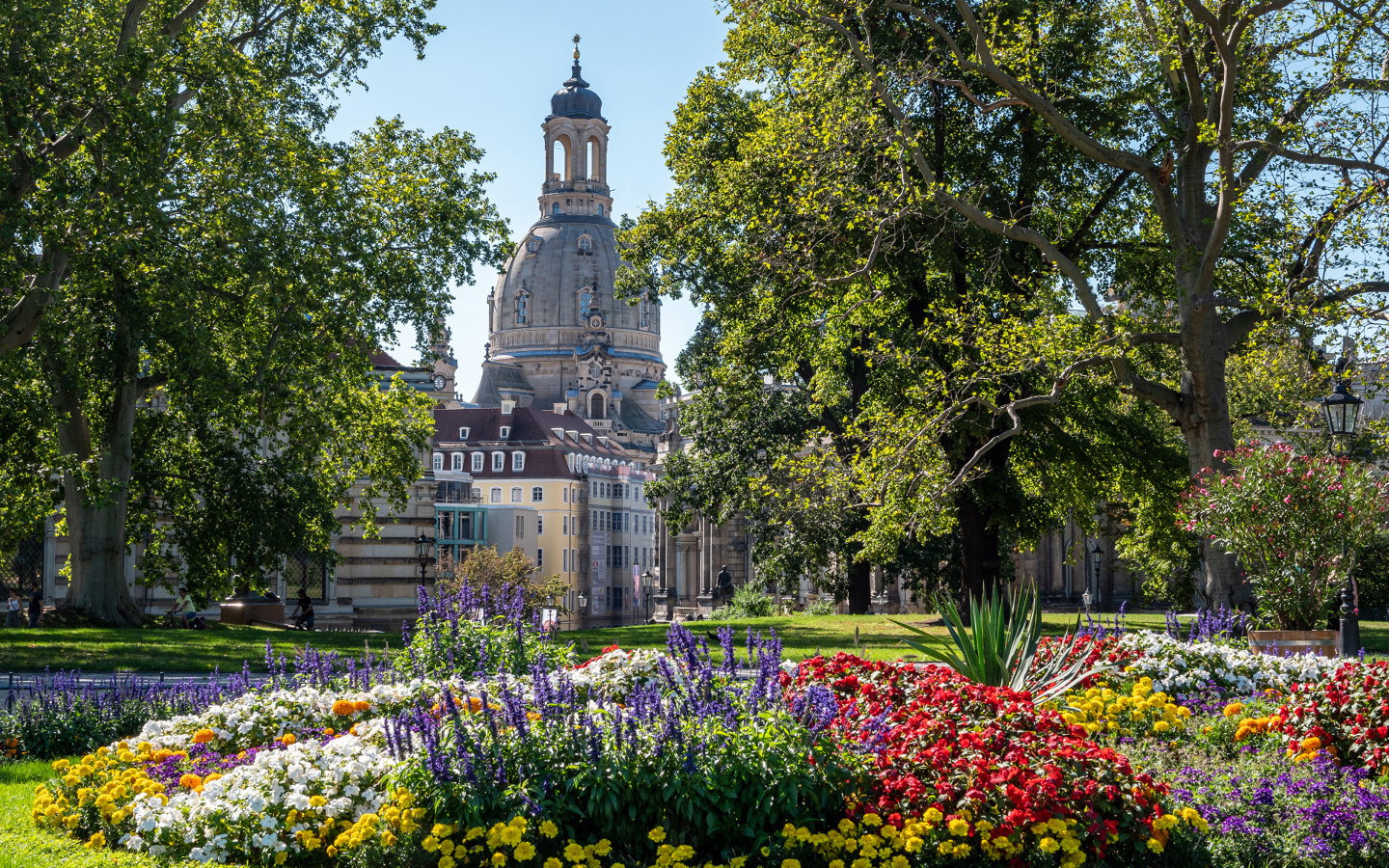 Старая церковь в живописном парке,Дрезден. Германия