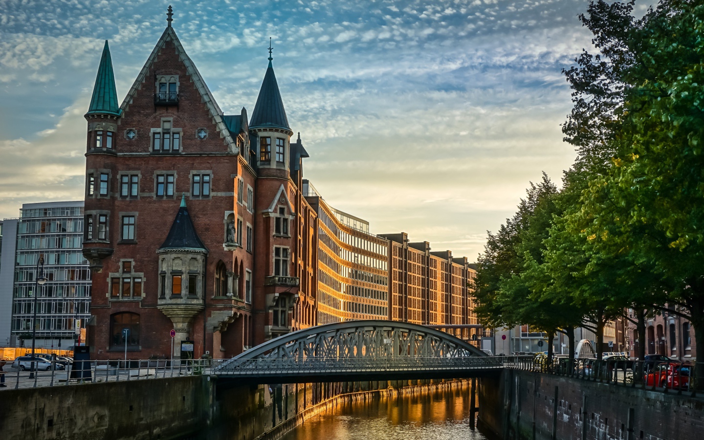 Старые дома на берегу канала, Гамбург. Германия