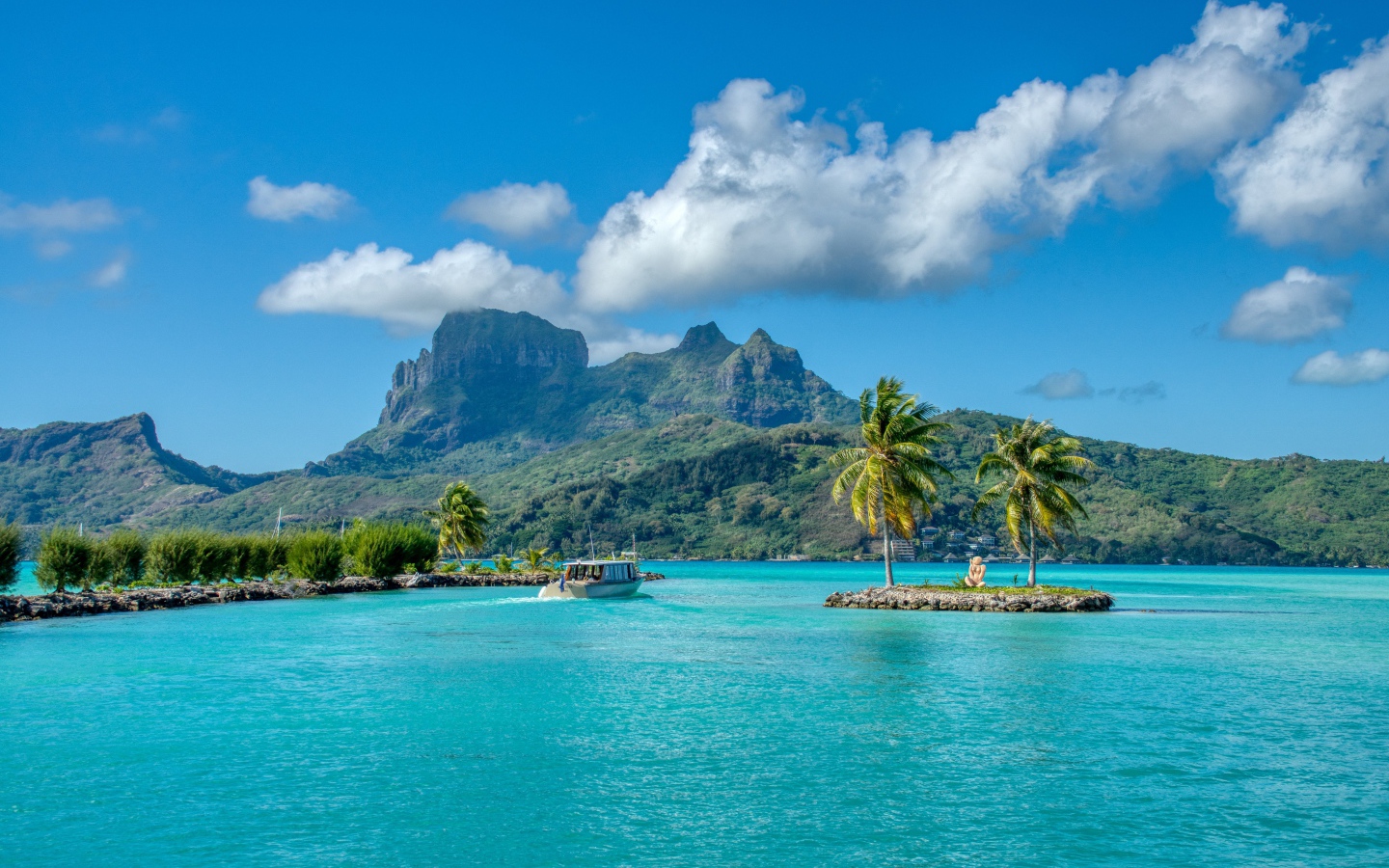 Красивый пляж на фоне гор, Исландия