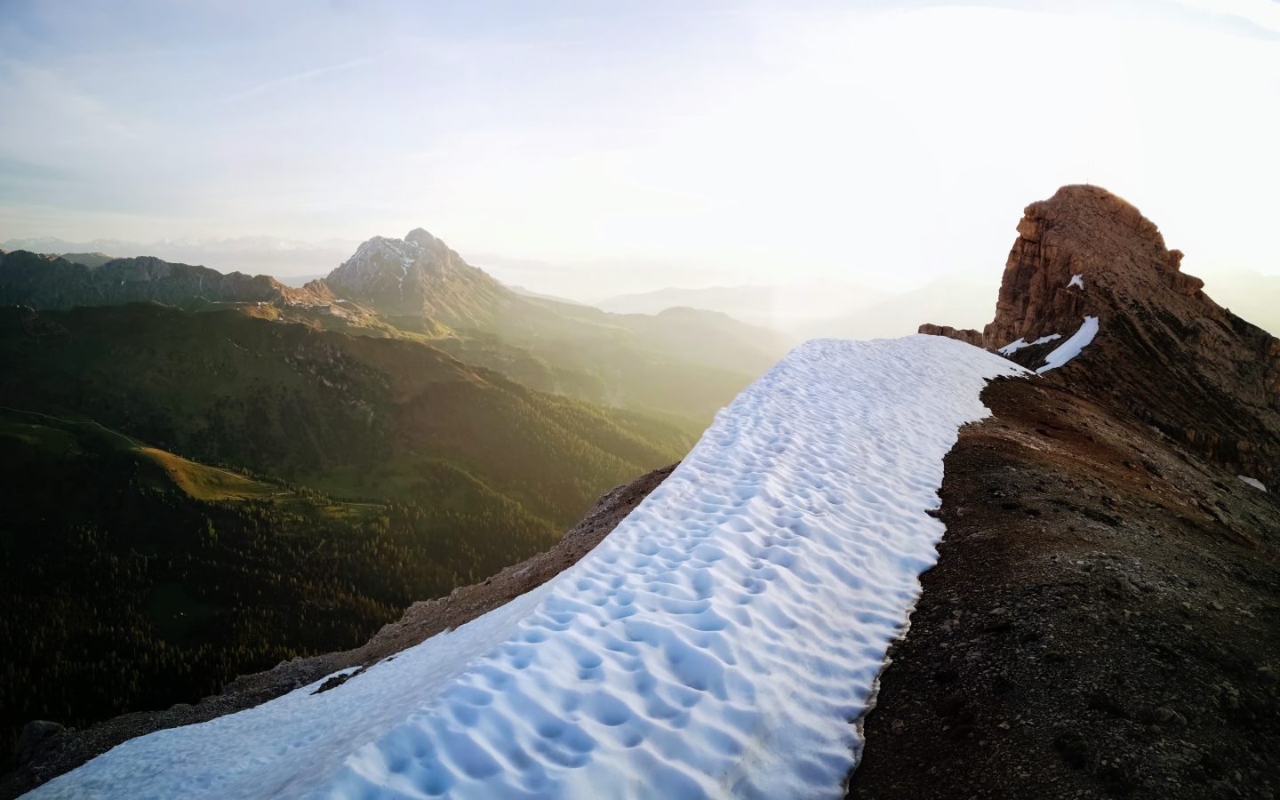 Снежная дорожка на Доломитовых  альпах,  Италия