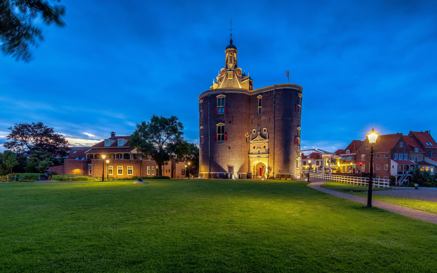 Большая старая башня в сумерках,  Нидерланды