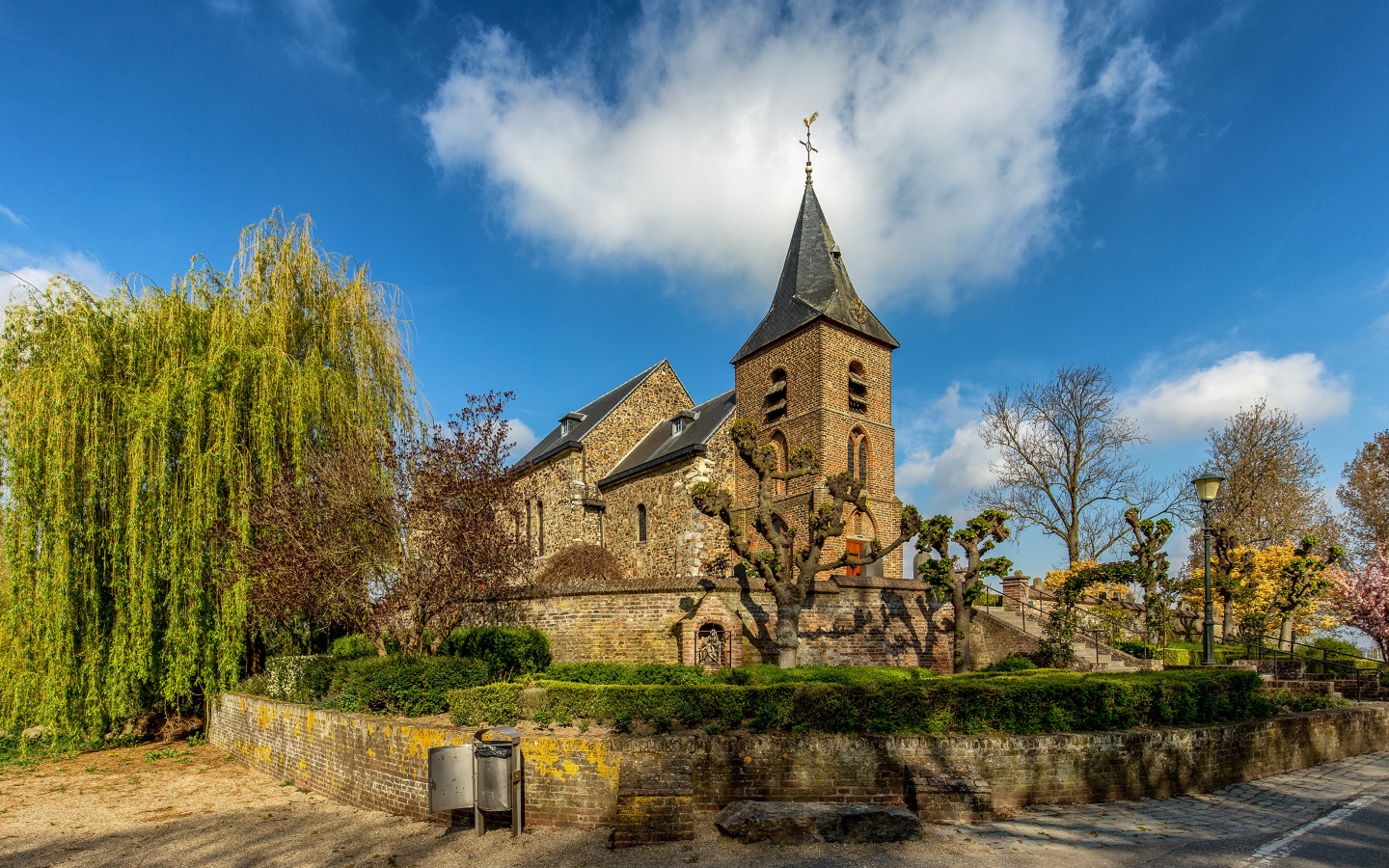 Старая церковь под  голубым небом, Нидерланды