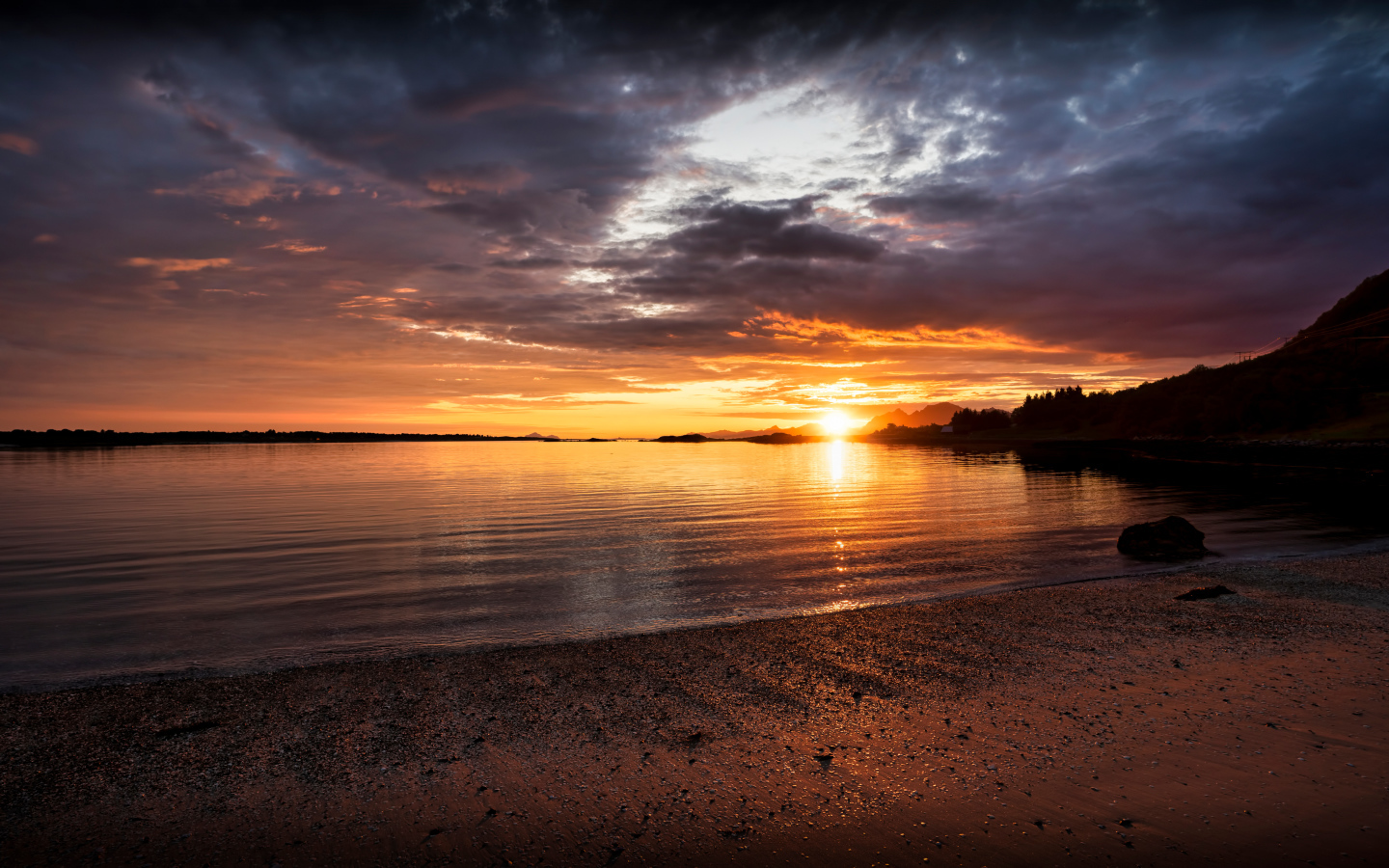 Красивый закат солнца над озером, Норвегия 