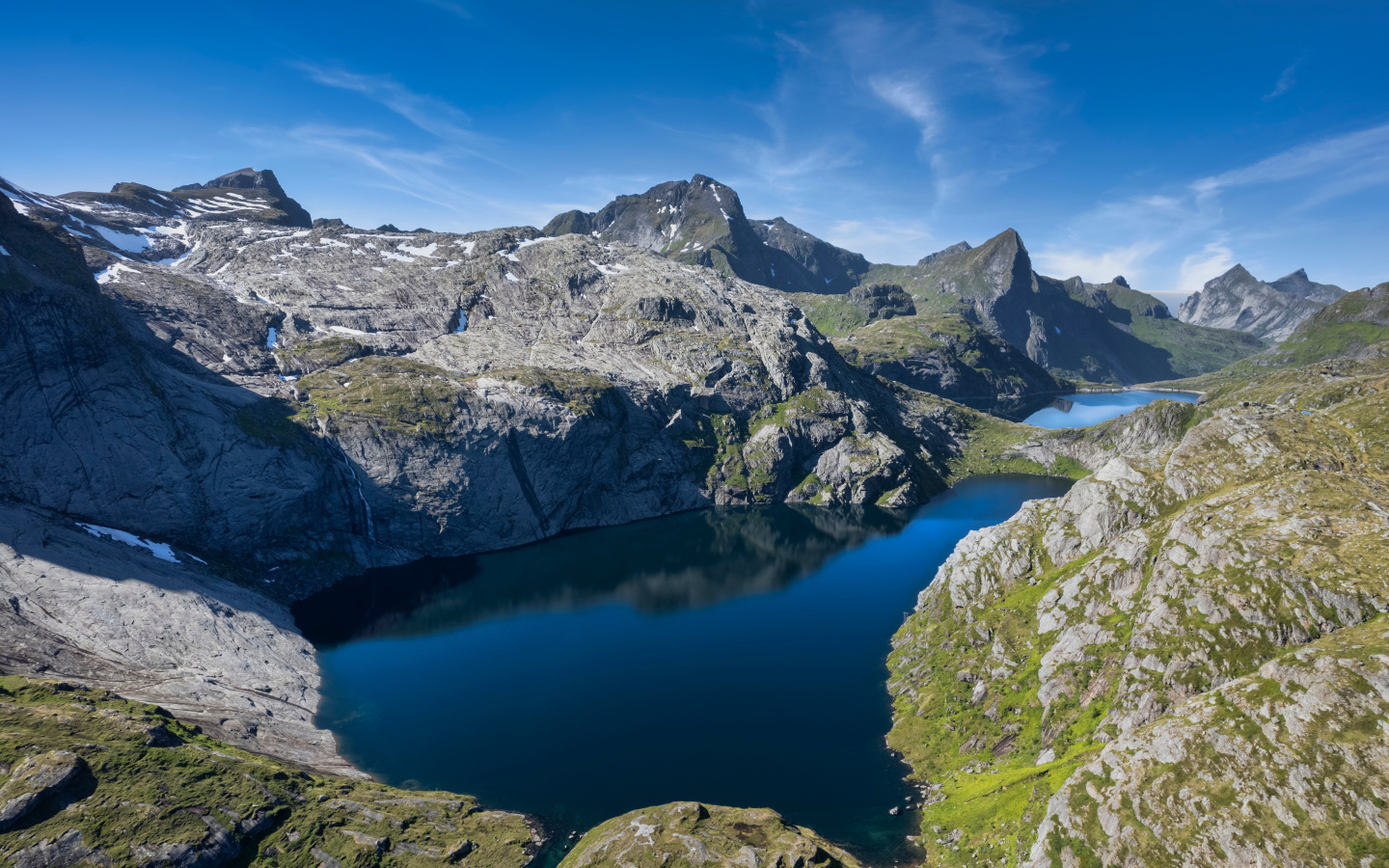 Озеро среди гор, Лофотенские острова. Норвегия