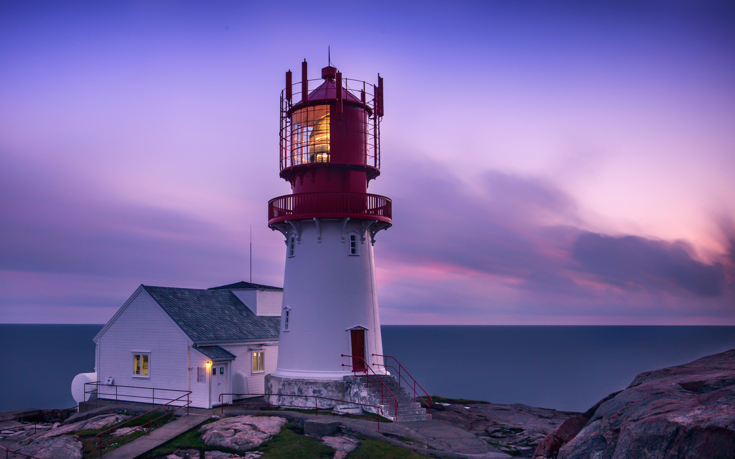 Маяк на берегу моря в сумерках, Норвегия