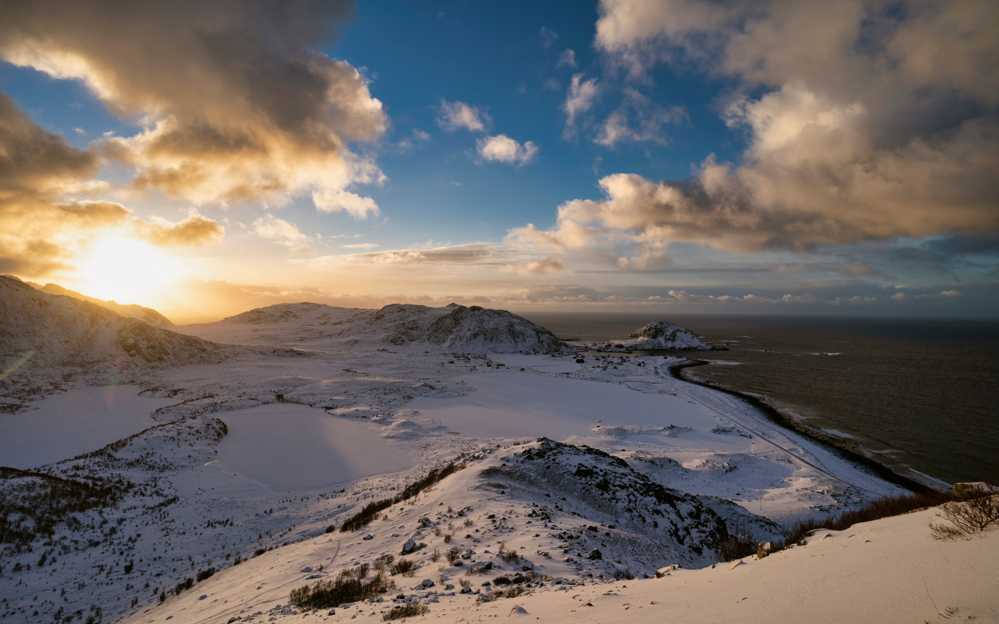 Заснеженные горы у залива на закате, Лофотенские острова. Норвегия 