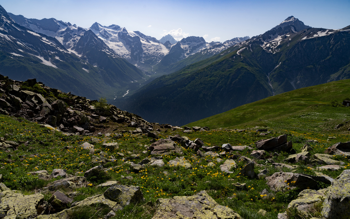 Горный хребет Домбай под голубым небом, Россия 