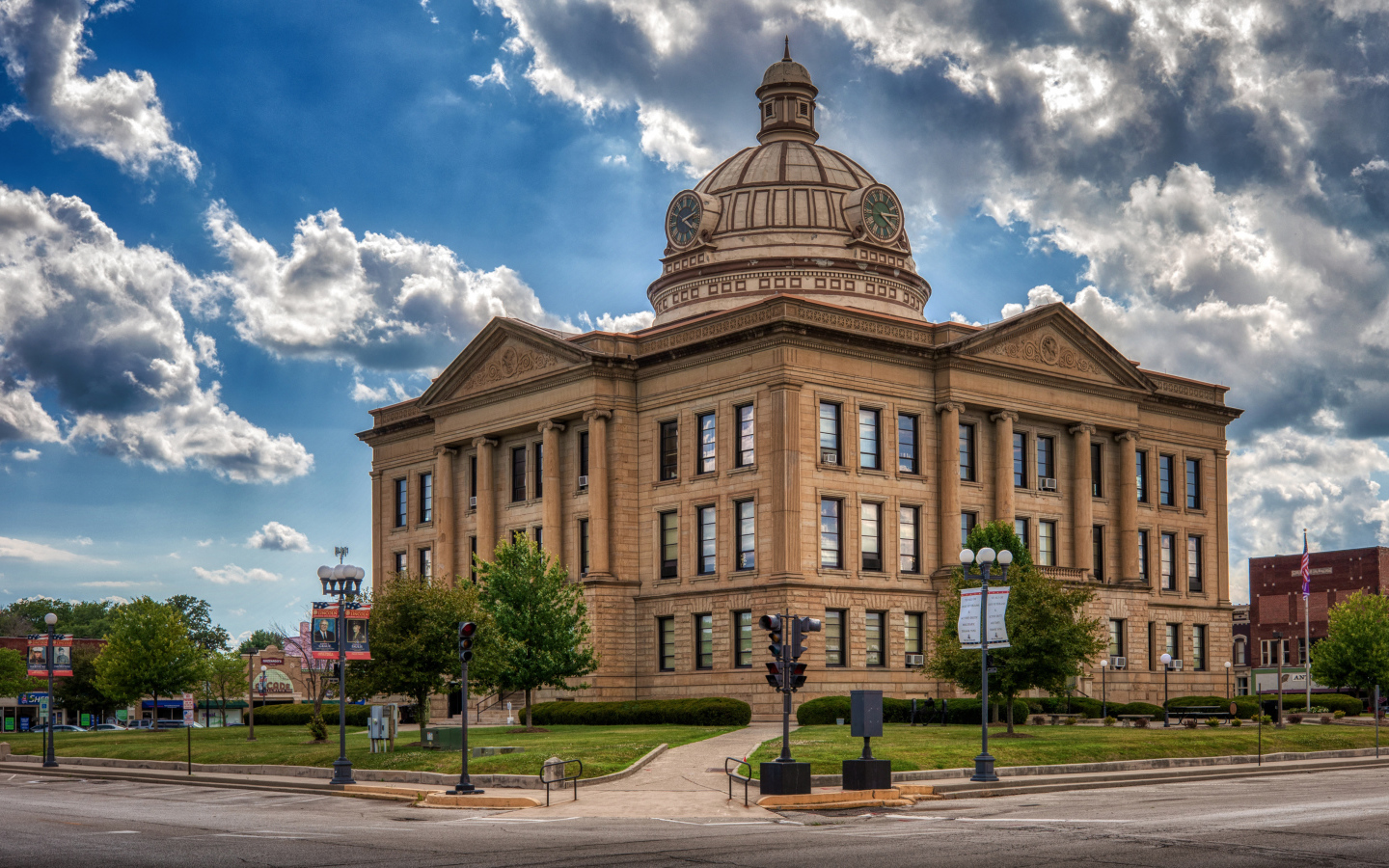 Большой красивый дом в центре города, США