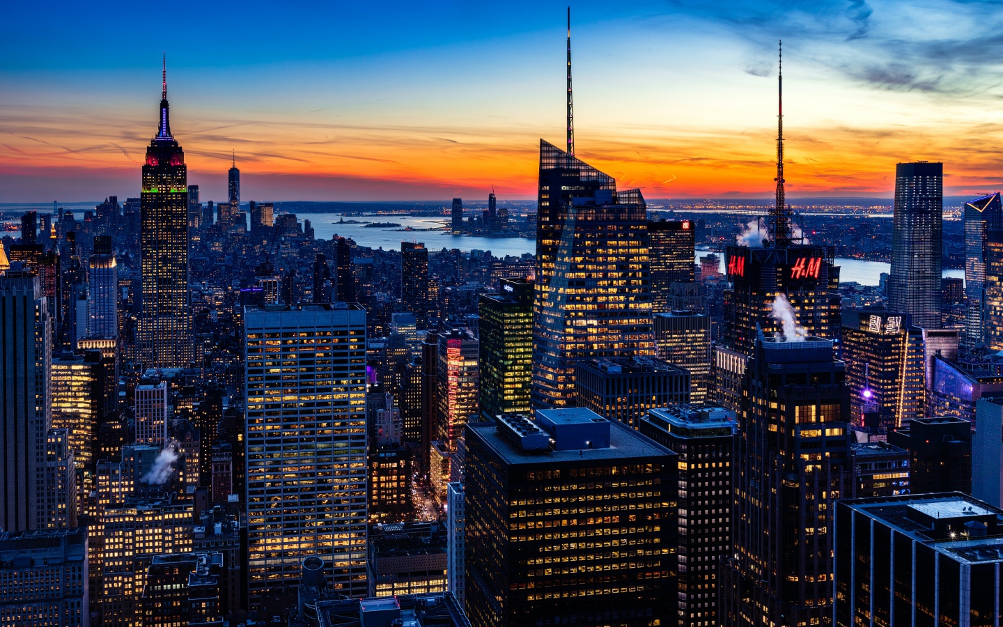 Высокие ночные небоскребы под красивым небом на закате 