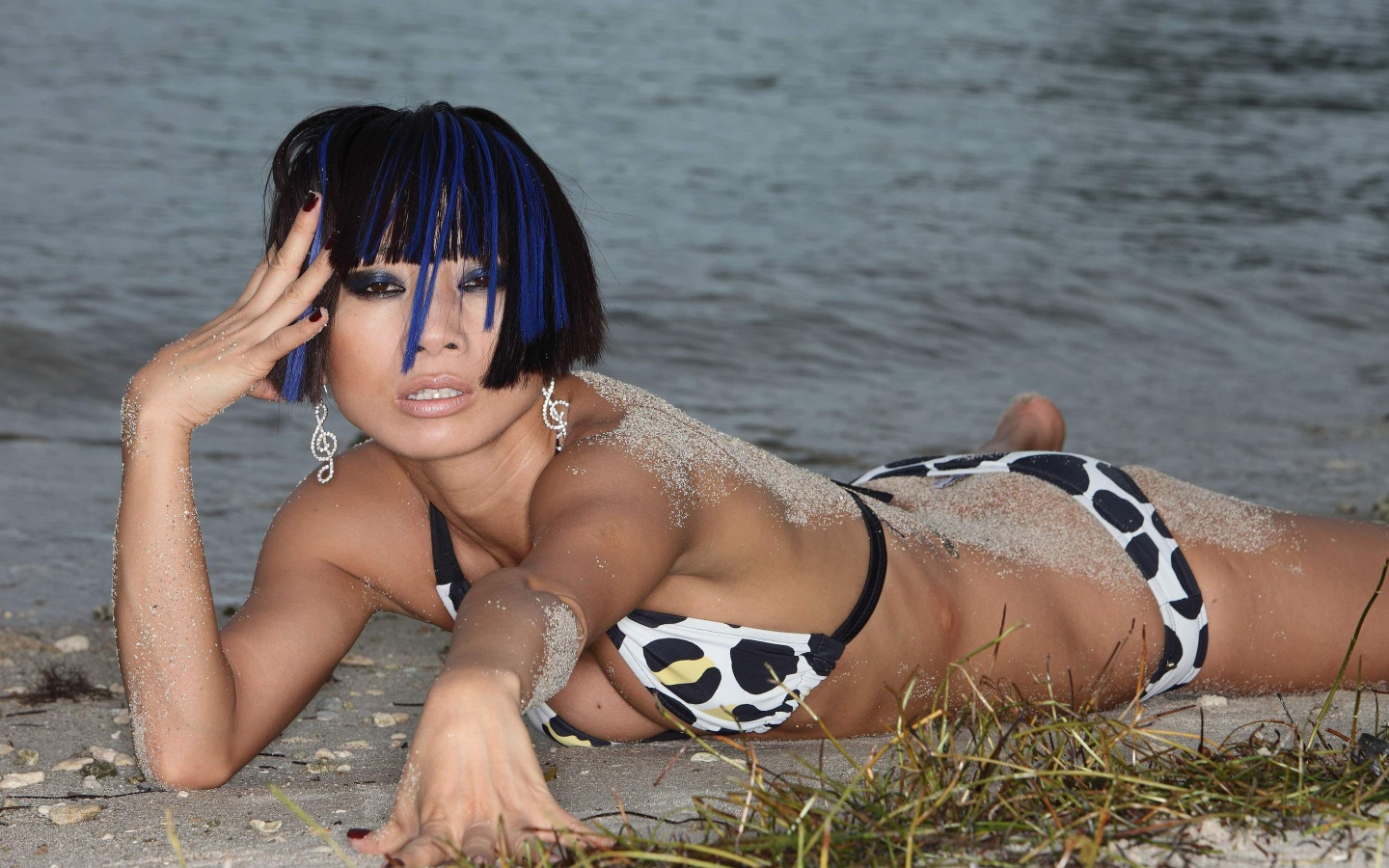 Актриса Бай Лин на пляже